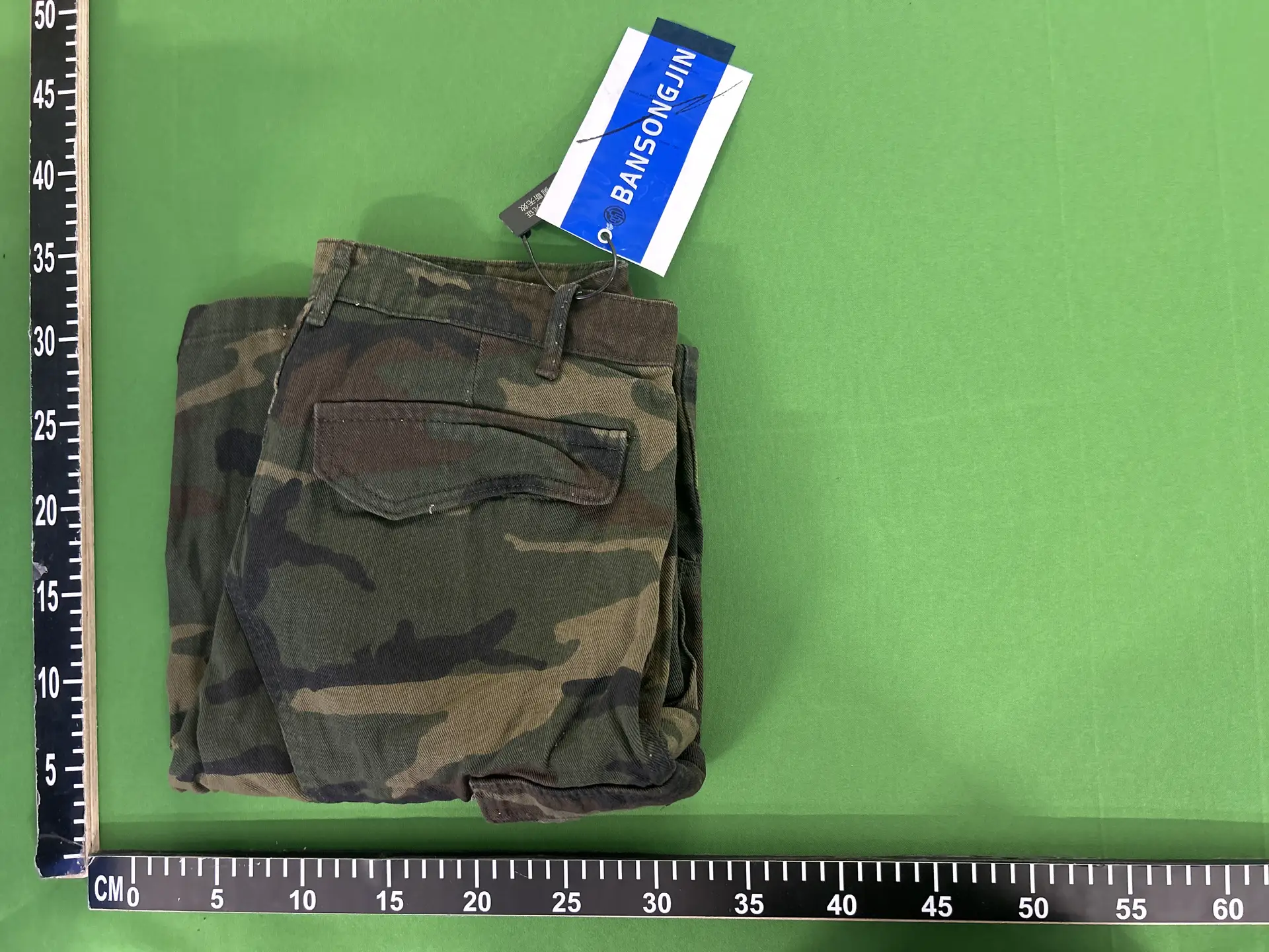 American street retro distressed washed pocket workwear camouflage cropped pants for men and women, loose casual straight leg shorts