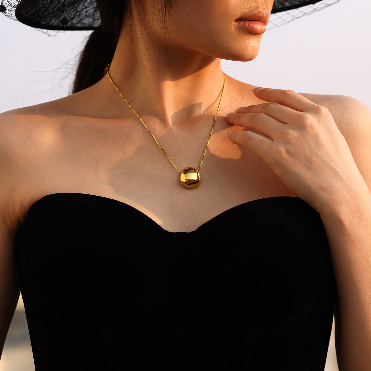 Fantasy Trendy Cool Golden Hollow Gold Bean Pendant Necklace PVD Electroplated Color Ins Style Titanium Steel Clavicle Chain in stock