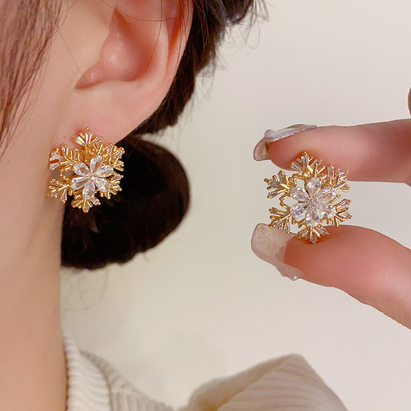 Light Luxury Fashion High Sense Super Flash Rotating Zircon Snowflake Earrings S925 Silver Needle Exquisite Personality All-match Earrings for Women