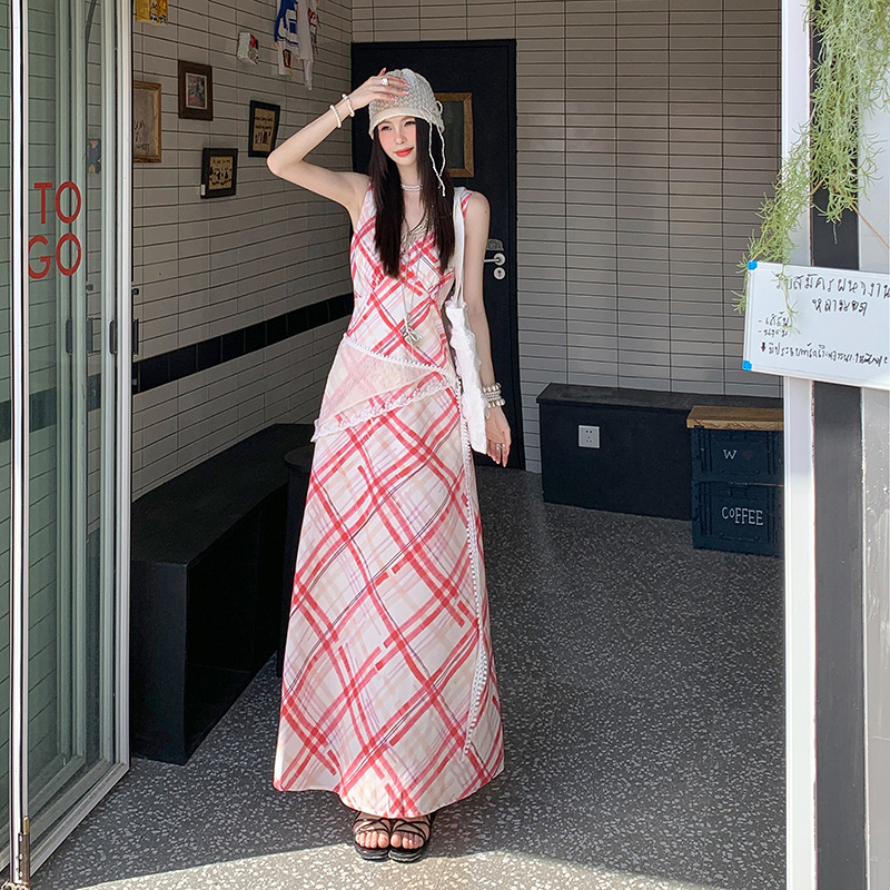 French Red and White Plaid Dress for Women 2025 Summer New Style Waist-Cinching V Neck Sleeveless Suspender Long Skirt