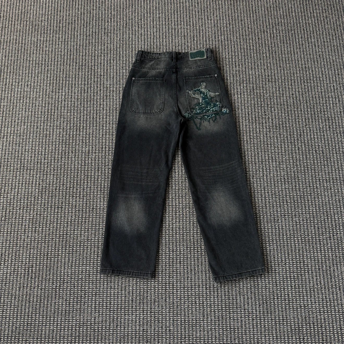 DS雕像牛仔裤