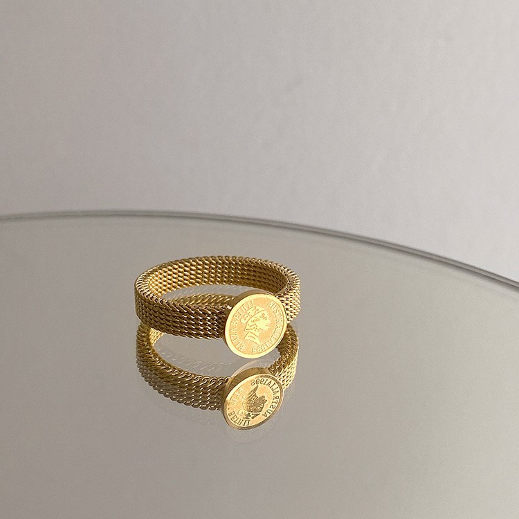 French design high-end French retro temperament middle finger ring women wash their hands without picking coins wind queen head