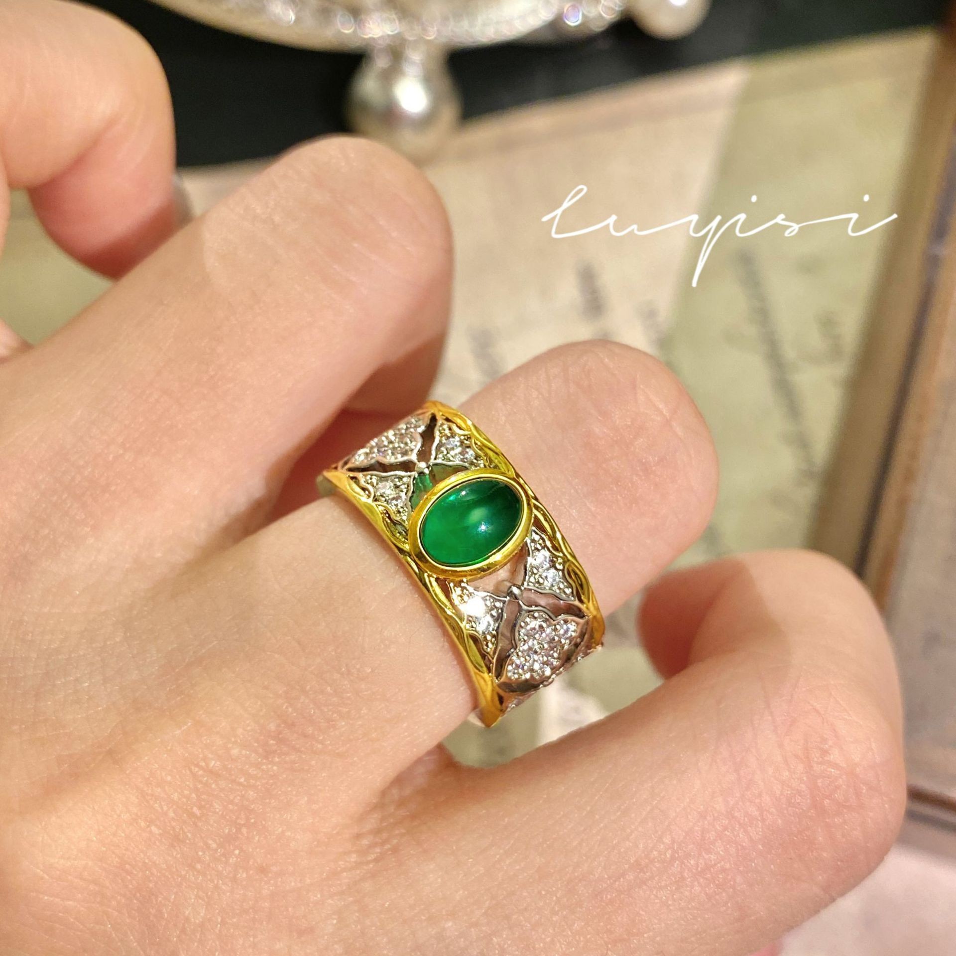 Light Luxury French Vintage Textured Carved Gold Handmade Wire-drawing Ring Inlaid with Imitation Natural Colombian Emerald Ring