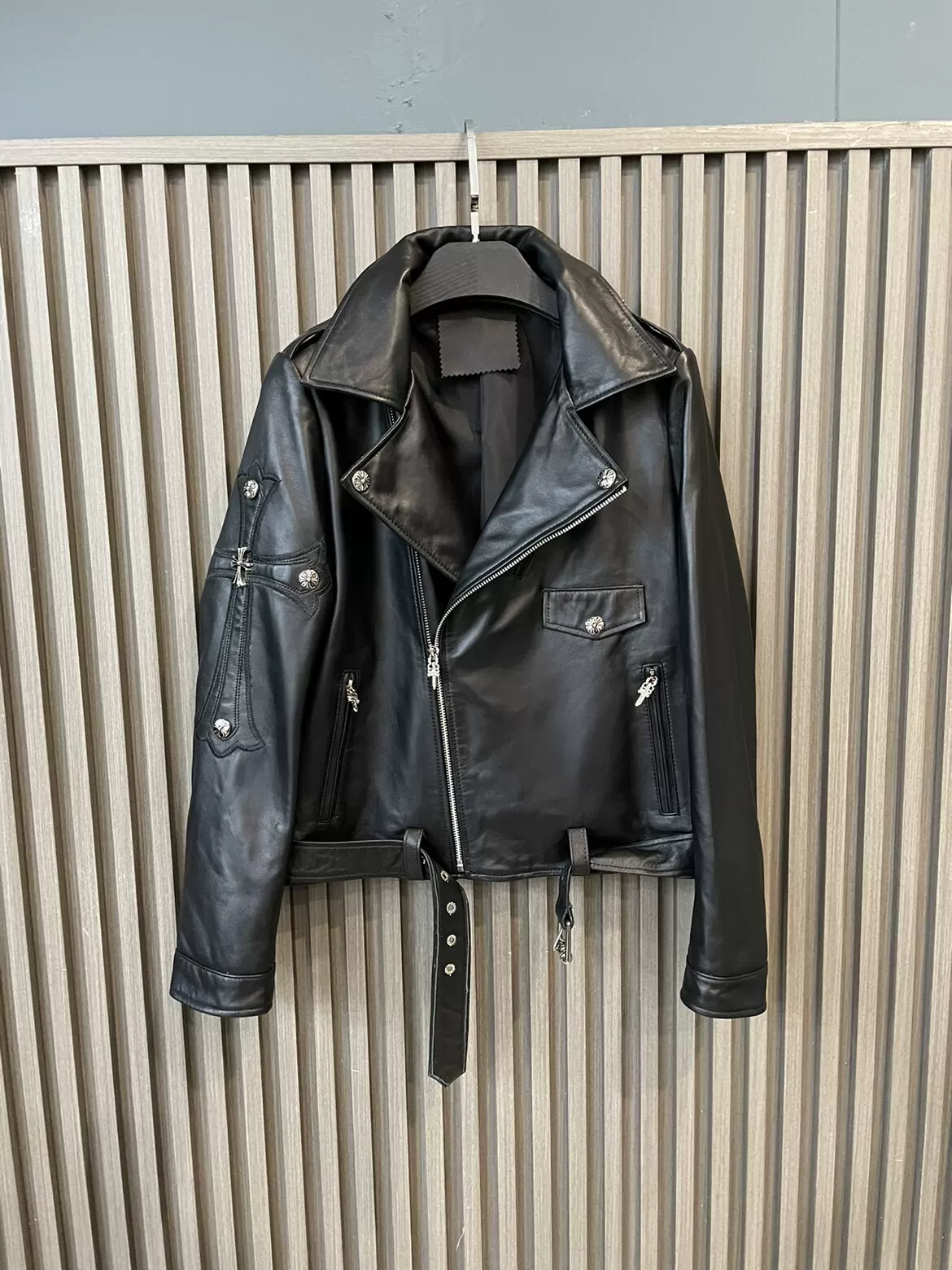 Trendy Influencer-Style Genuine Leather Cross-Studded Embroidered Biker Jacket for Women, Made of Sheepskin with Zipper, Casual Short Jacket Foto QC de TAOBAO na Qualit.ly