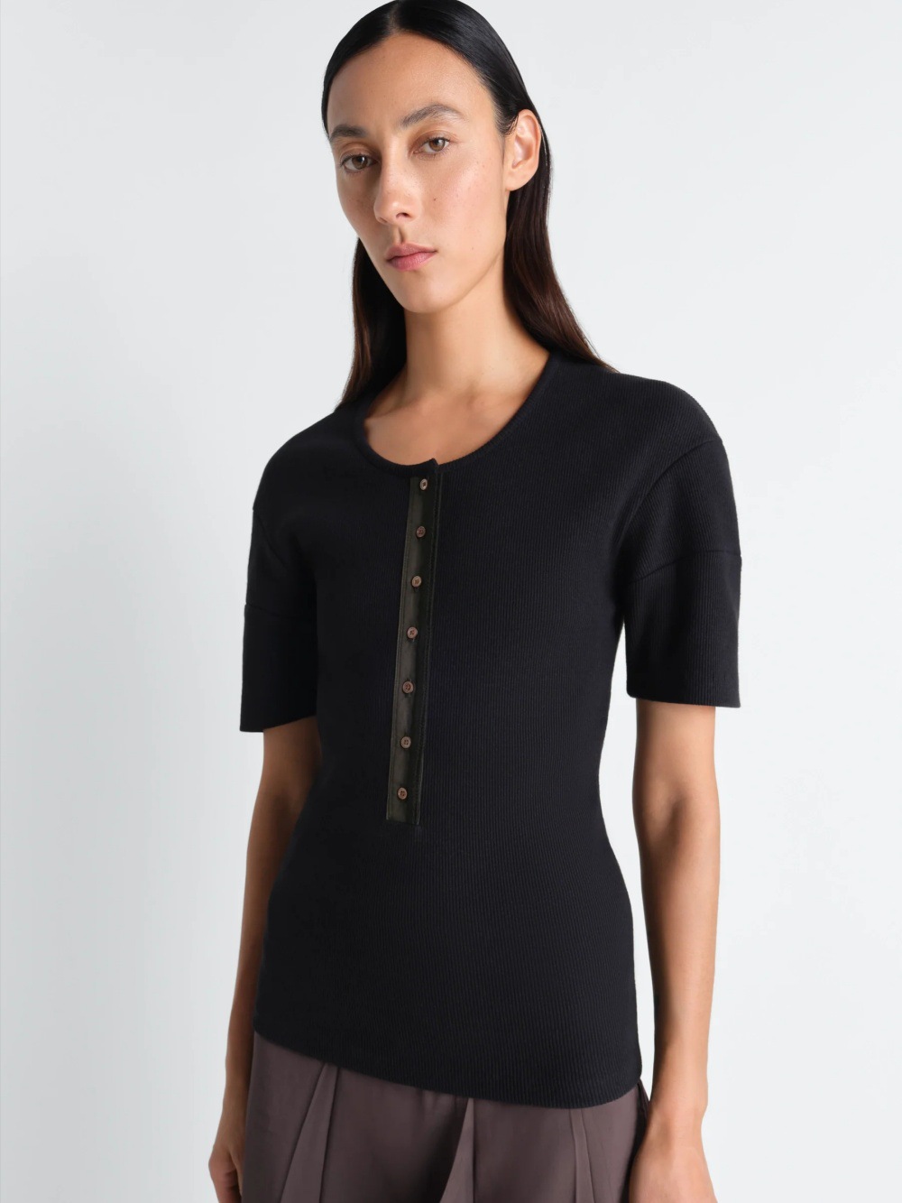 Rongmei Slim Fit Henley Collar Ribbed Knit Shirt for Women 26 Spring/Summer New Lem Style Simple Commuter Short Sleeve Top