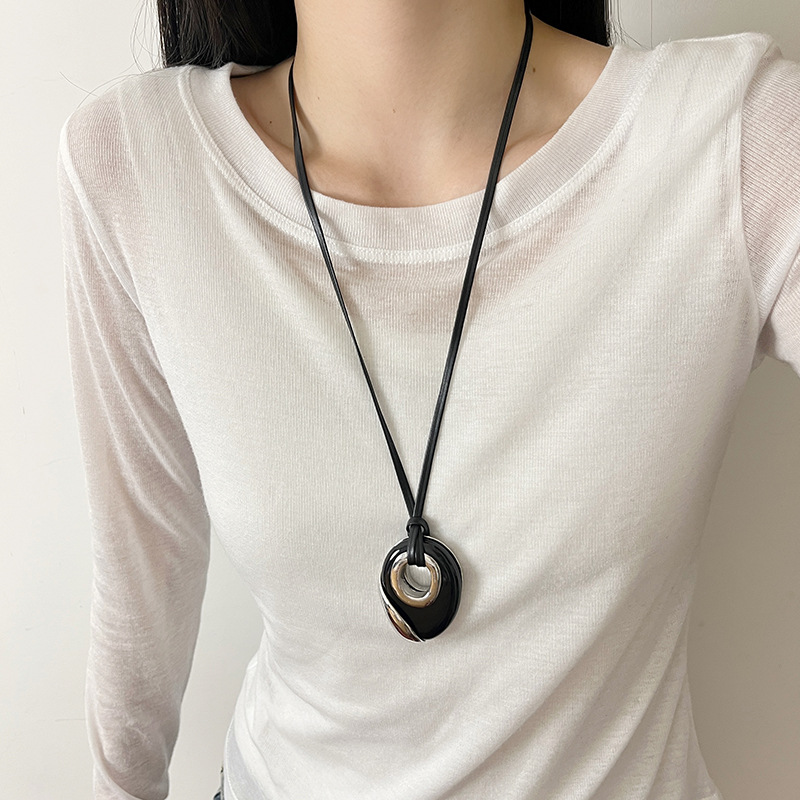 Black Agate Round Pendant Leather Rope Long Necklace Women's Niche Design High-End Accessible Luxury 2025 New Sweater Chain