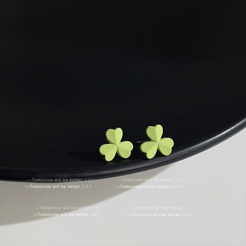 Lucky signature ~ Clover paint stud earrings women's Japanese and Korean style fresh earrings Mori simple temperament ear jewelry