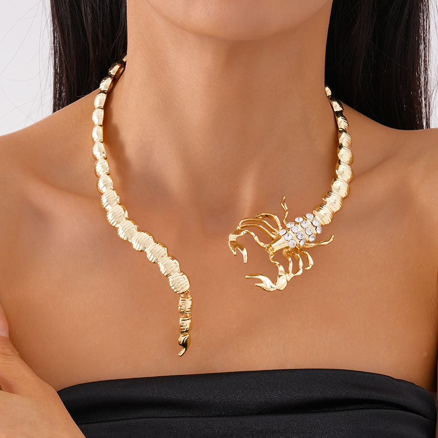 European and American Diamond-Encrusted Metallic Scorpion Geometric Open Clavicle Necklace, Personalized Niche Elegant, High-End Necklace for Women