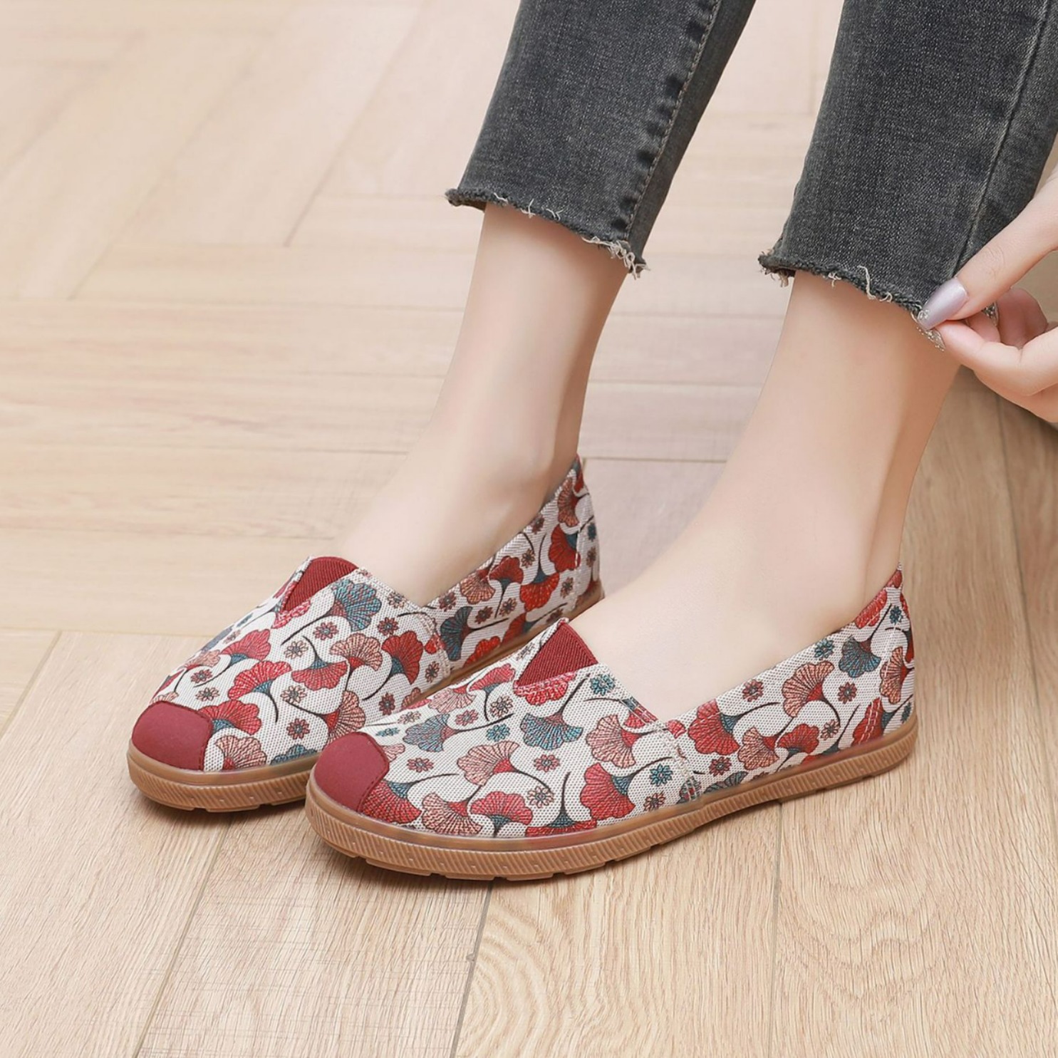 Lu Tai Mom Shoes Flat Shoes Cloth Shoes Women's Shoes Soft Sole Not Tired Foot Slip-on Casual Shoes Single Shoes Elderly Shoes
