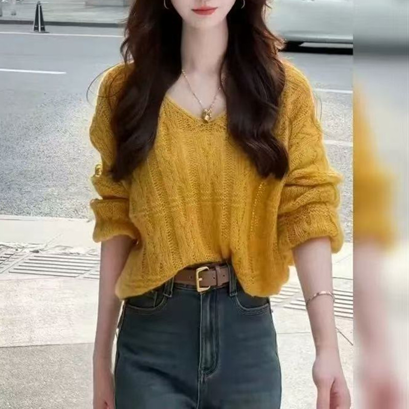2026 Early Autumn New Style Lazy Style Loose Pullover Short Knitted Base Sweater with Twist Pattern and V-Neck for Women