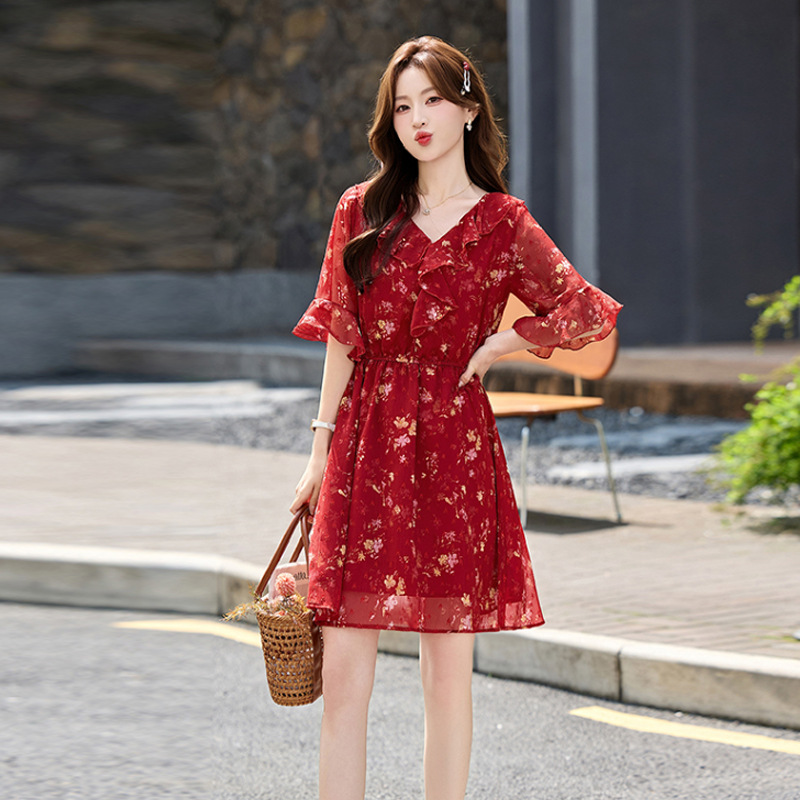 French-Style Floral V-Neck Dress for Women, 2026 Summer New Fashion, Age-Reducing, Petite, Stylish, Slim-Fit Beach Dress
