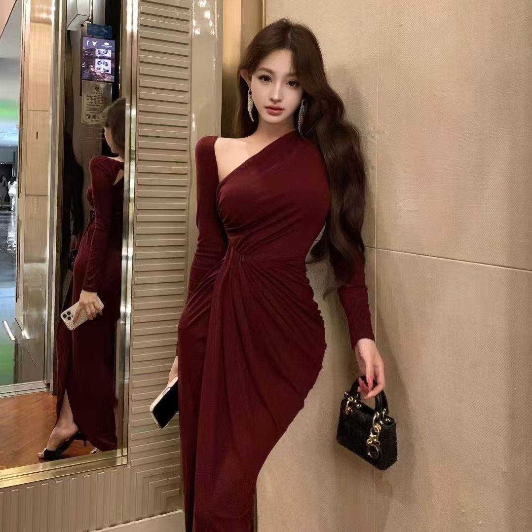 Off-Shoulder Pleated Long Dress for Women with a Stylish Design, Waist-Cinching, Slim-Fitting, and Hip-Hugging Dress