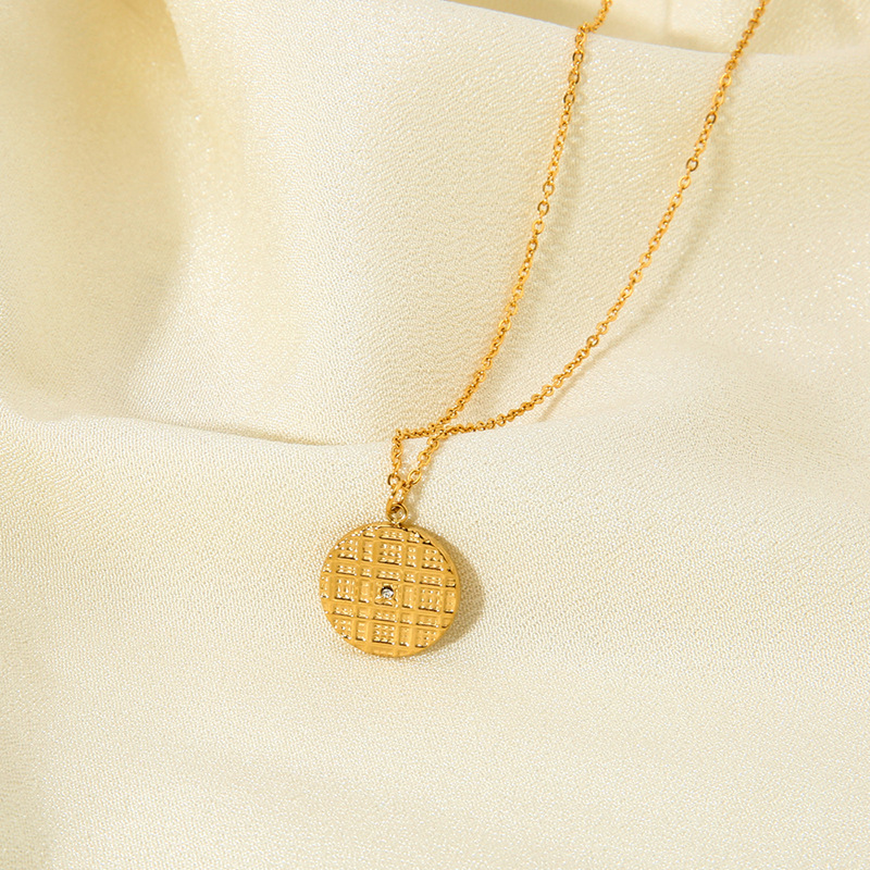 Cross-Border Diamond-Encrusted Plaid Coin Pendant Stainless Steel Necklace Plated with 18K Gold Color-Preserving Accessories High-End Jewelry for Women