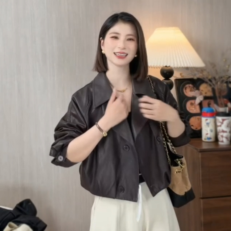 2626 # Streamer-Style Suit Collar Leather Jacket for Women, Spring and Autumn, High-Quality Fashion Short Pleated Soft Leather Top