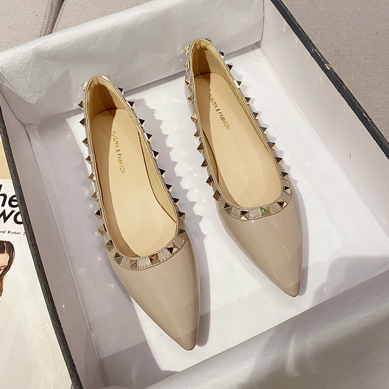 Plus Size 35-43 Pointed Toe Rivet Flats Shoes for Women with Shallow Mouth, Soft Soles, Versatile Flats Shoes, Inner Heightening Flats for Women