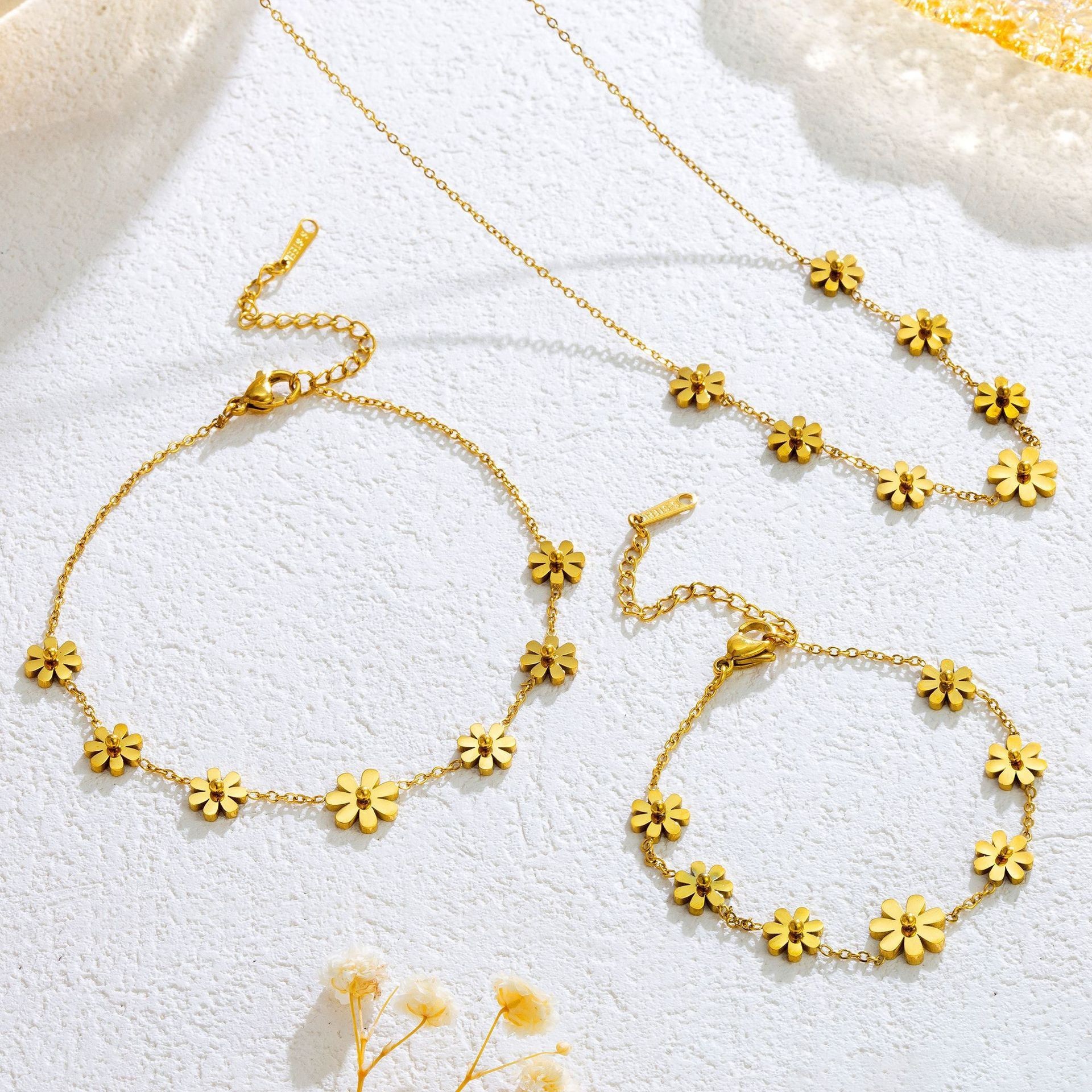 Titanium Steel 18K Golden Daisy Necklace Female Niche Design High-grade Fresh and Color-free Sunflower Clavicle Chain