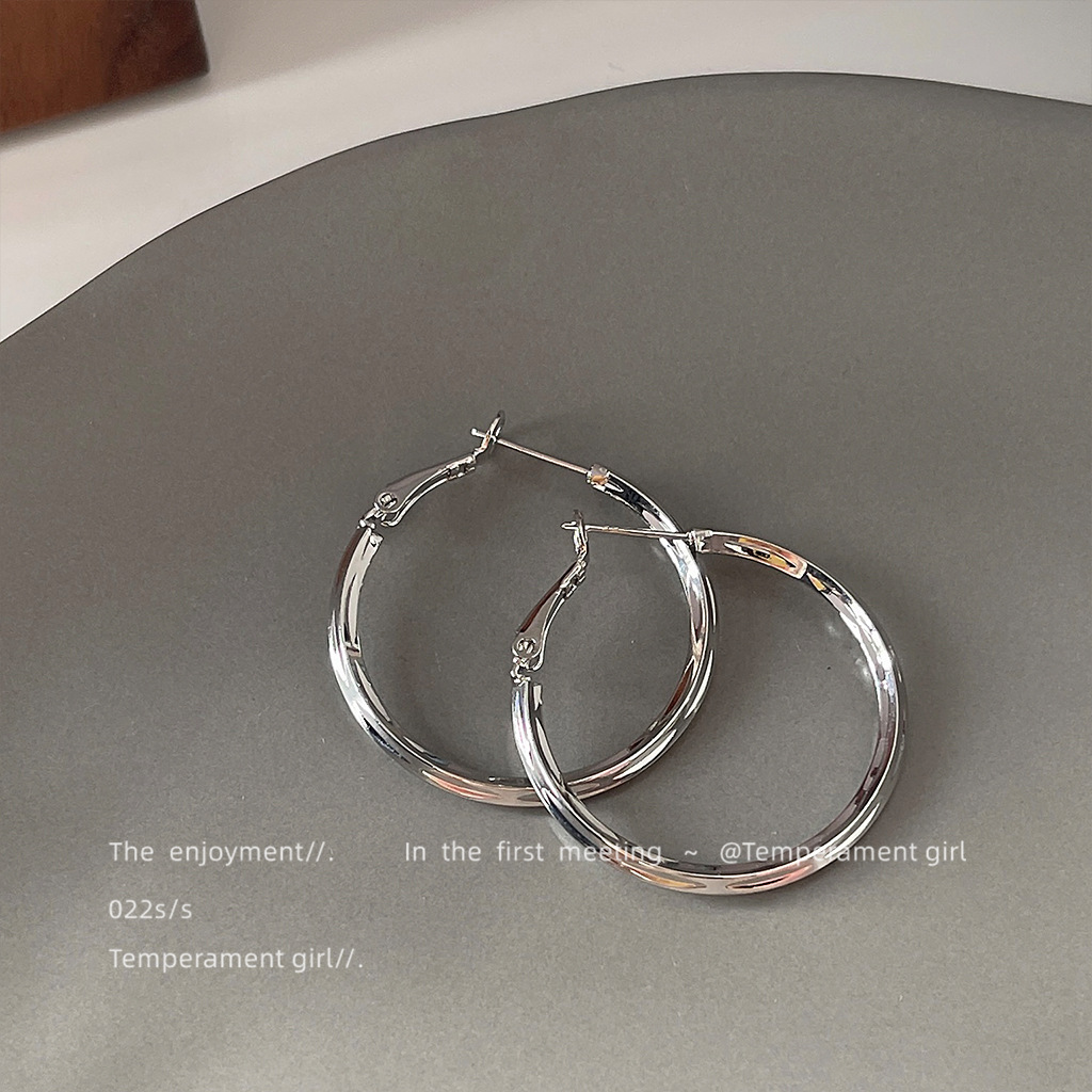 Sweet and Cool Style~ Silver-Plated Needle Personality Round Earrings with a High-End Feel, Versatile and Stylish, Exaggerated Circle Earrings, Factory-Made Earrings