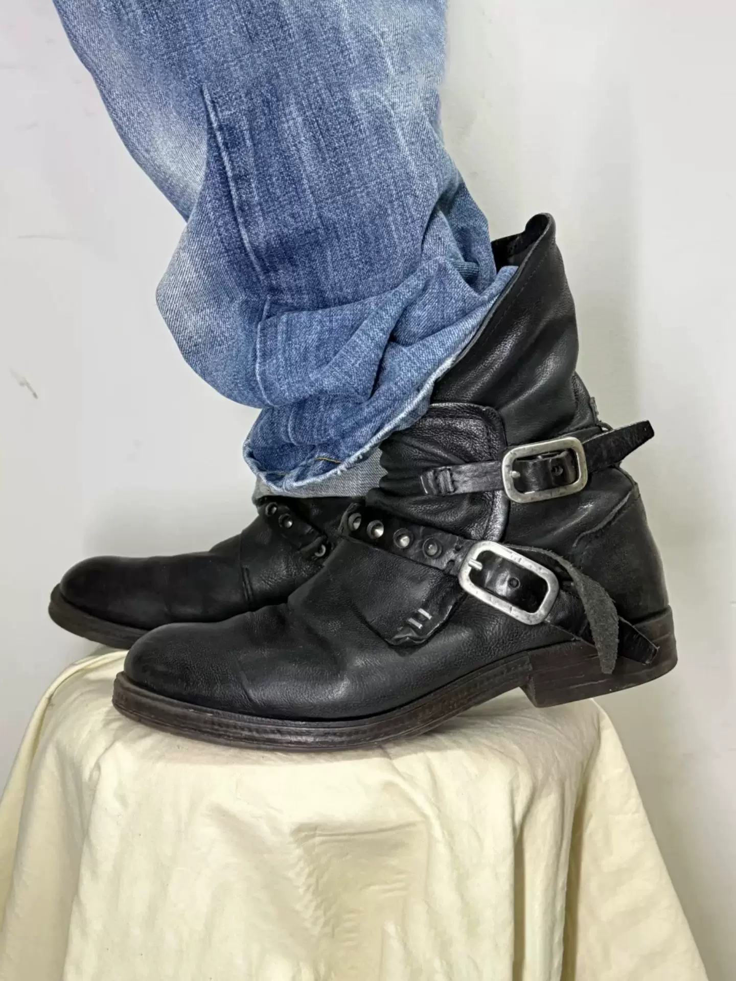 Black Metal Decorative Vintage Boots for Women, Leather Belt Short Boots, Short Boots with Thick Heels, Retro Thick Soles, Height-Increasing Soft Leather with Pleats