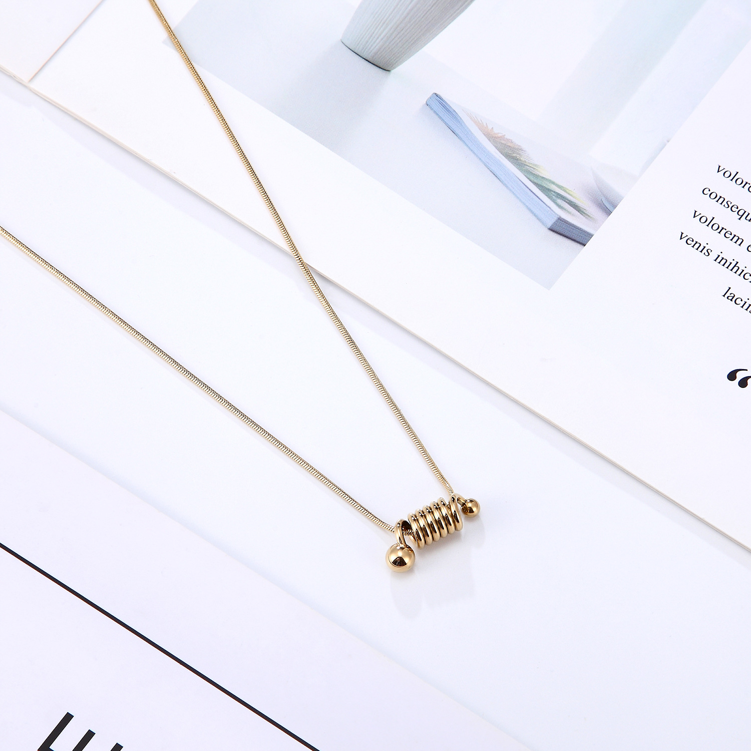 Direct Supply from Manufacturer: Spiral Spring Necklace for Women, Hip-Hop European and American Style, Titanium Steel, Trendy Accessory, Cross-Border Wholesale, Paperclip Design