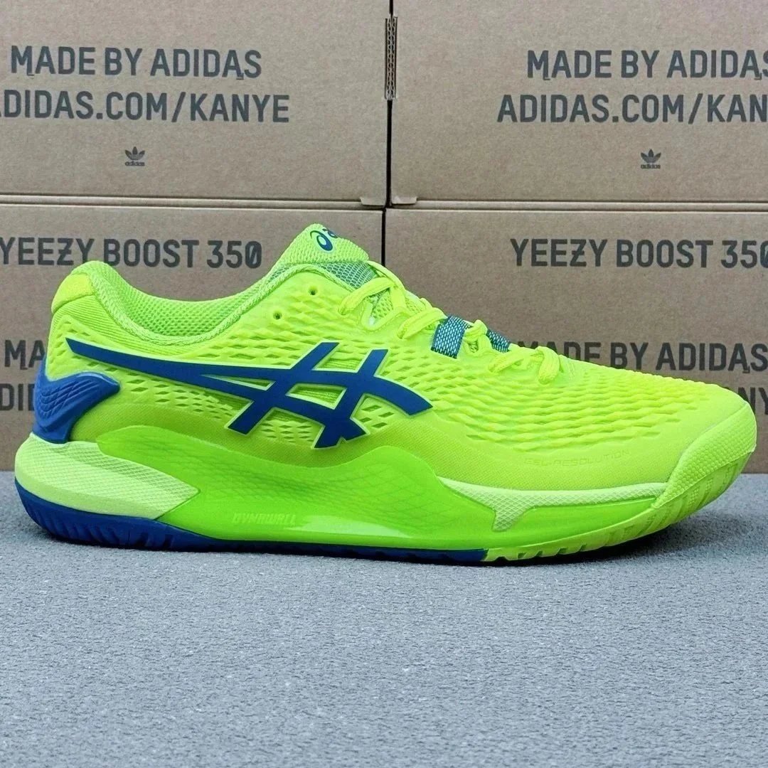 Tennis shoes