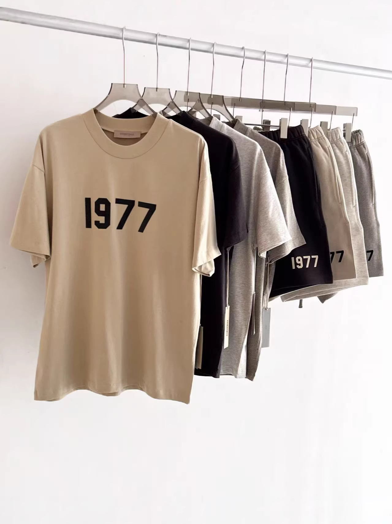 Ss22 Version of the 1977 Flocked Print Short-Sleeve Shorts Set, Complete with Fog Branding, American-Style, Loose Fit, High-End Summer Edition Foto QC de 1688 na Qualit.ly