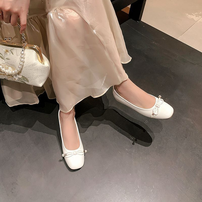 2026 New Style Round-Toe Bowknot Shallow Ballet Shoes for Women, Exquisite Pearl French Retro Flat Shoes for Outdoor Wear
