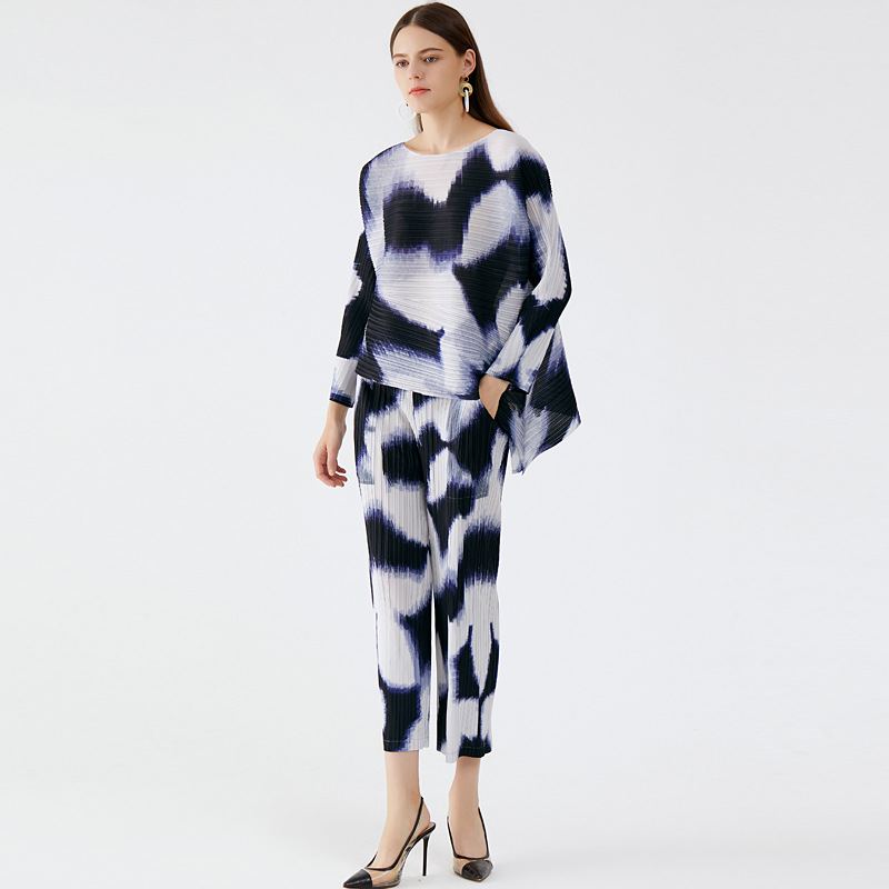Pleated Spring Suit for Women 2026 New Style Personalized Hand-Painted Korean Style Casual Style Slimming Top and Casual Pants Two-Piece Set