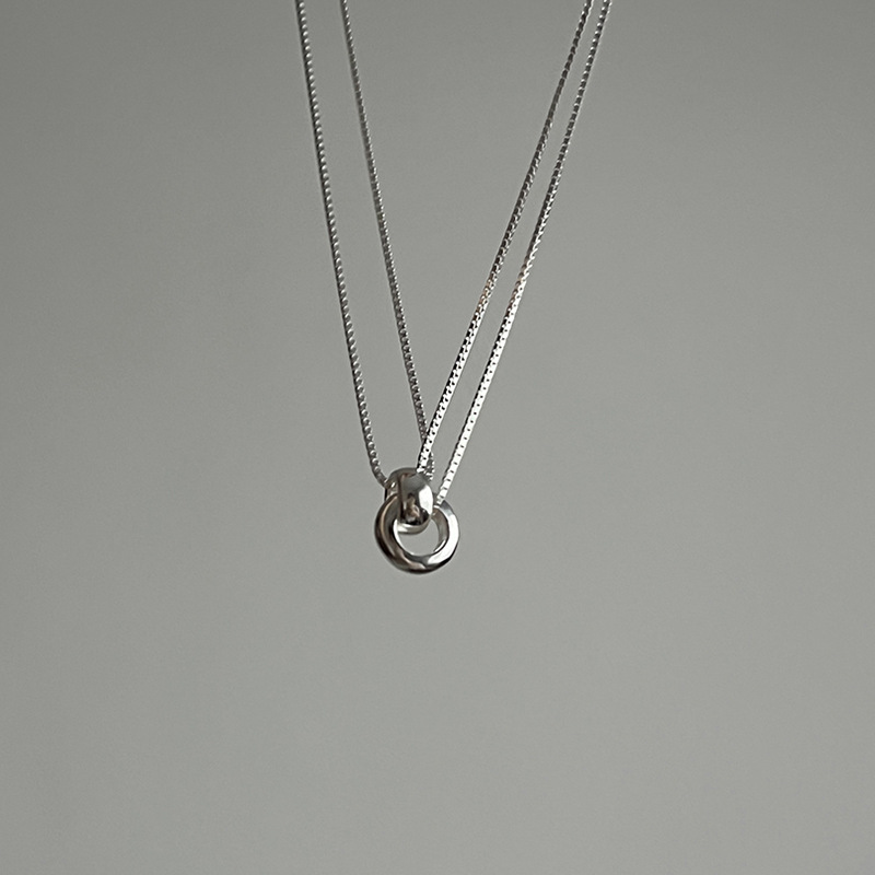 Exquisite Interlocking Necklace for Women, Simple and Fashionable, Personalized Double Ring Pendant, Niche Design, Double-Layer Clavicle Chain