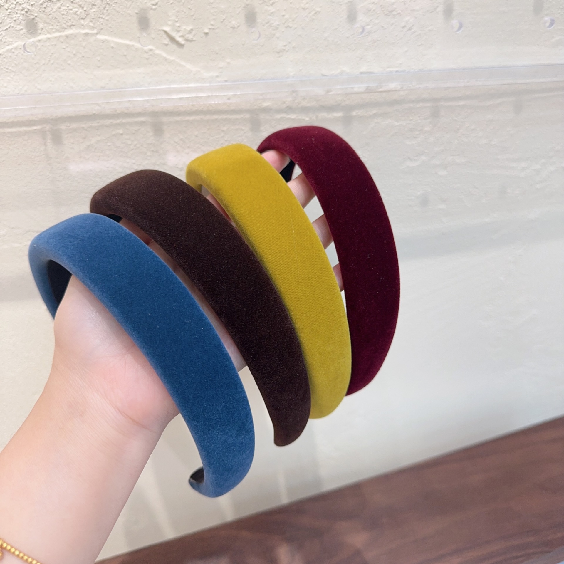 High-End Vintage Velvet Wide-Brimmed Headband for Autumn and Winter, Elegant and Stylish, Enhances Complexion, Hair Accessory