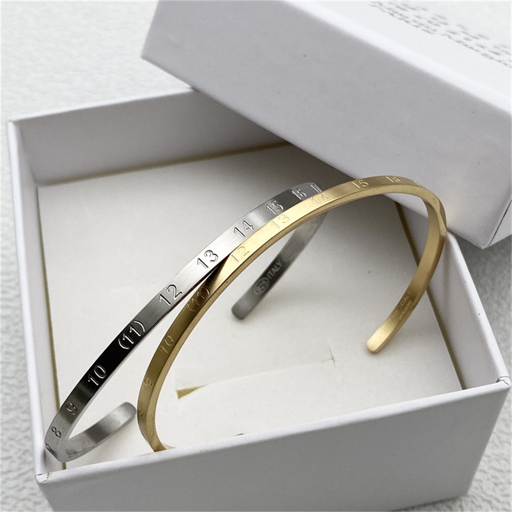 Pyc 22Ss Ultra-Narrow Letter Bracelet for Men and Women, High-End, Personalized, Simple, Niche, Calendar Logo Engraved Bracelet Fotografie QC de pe 1688 pe Qualit.ly