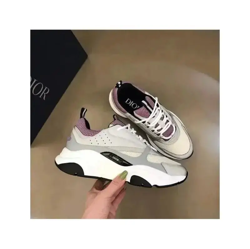 06NEW-1 Shine with every step, this shoe makes you the center of attention.