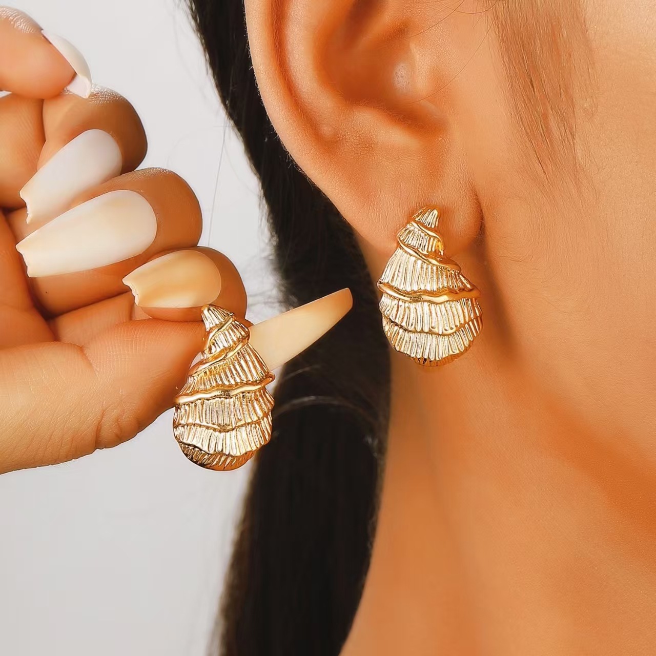European and American style cross-border spiral pattern high-end conch shape earrings women's alloy simple personality earrings