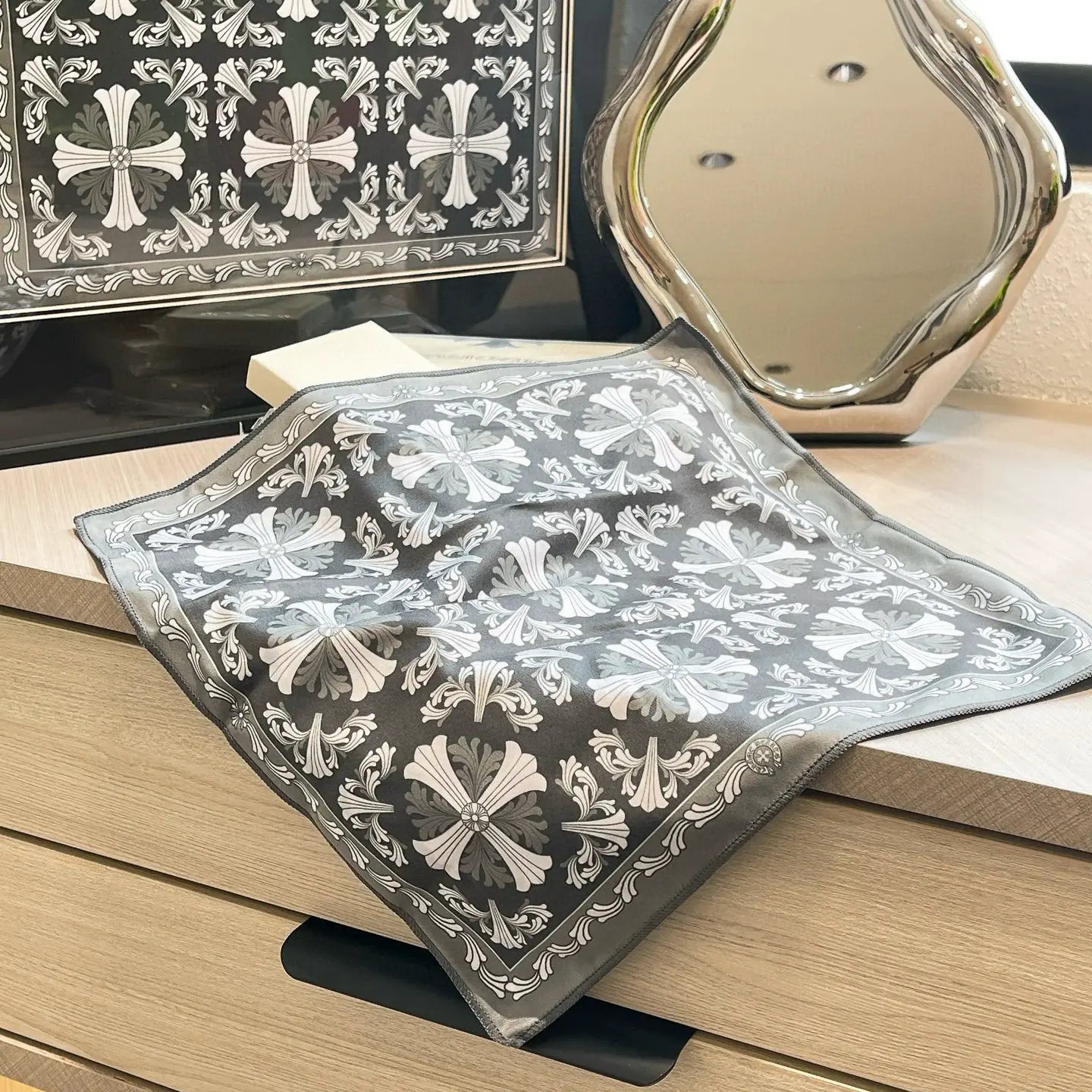 Elegant Small Item, Classic Cross Design, Fine Velvet That Doesn'T Shed Lint, Enlarged and Thickened Glasses Cloth, Lens Cleaning Cloth, Gift Box Set