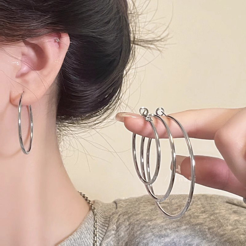 Simple Hoop Earrings with a Niche, High-End Feel, Gold-Colored, Elegant Circle Earrings, European and American Style, Exaggerated, Minimalist, Versatile Autumn and Winter Accessories