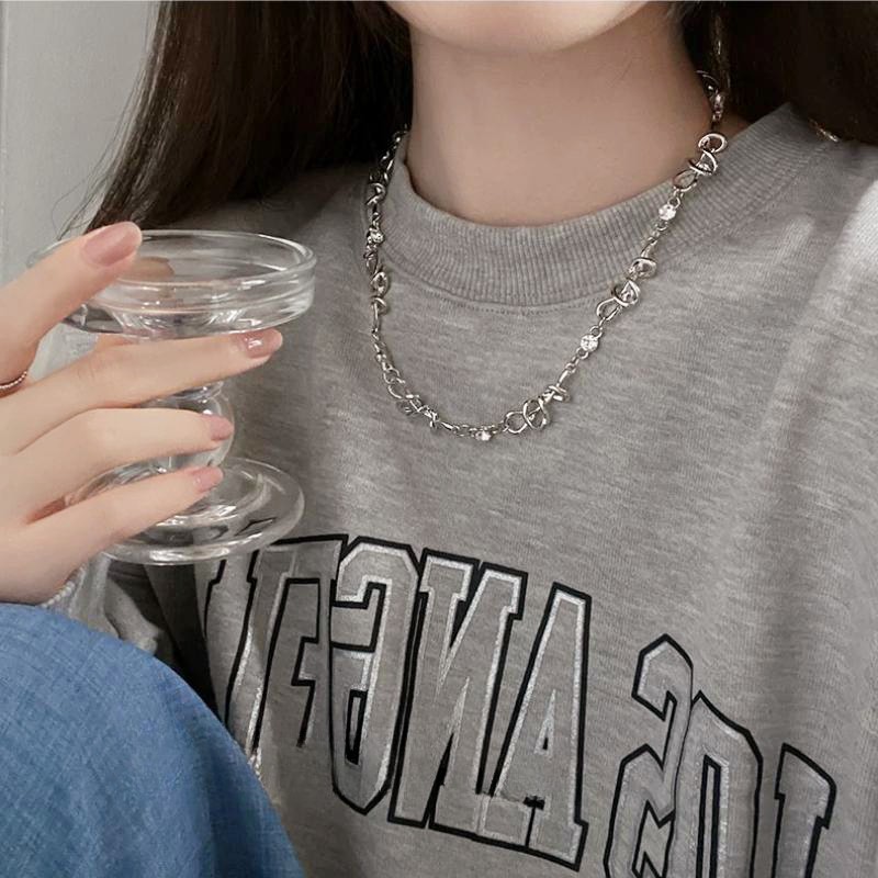 Simple Retro Thorn Necklace Female Niche Design Clavicle Chain Light Luxury High-end Style Neck Chain Cold Style All-match Necklace