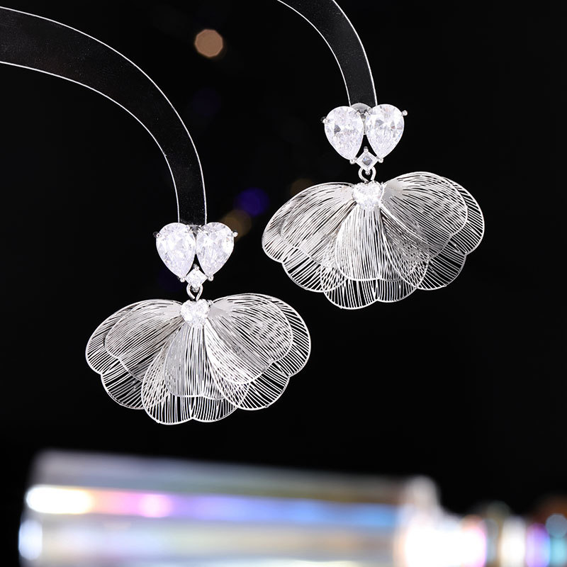 2025 New Hot Style High-End Accessible Luxury Earrings Feminine Exaggerated Earrings Metal Cut Out Heart Flower Earrings
