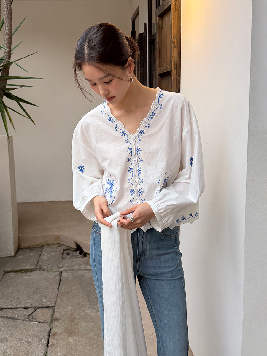 Vintage Blue and White Story: Retro Heavy Embroidery Exquisite Blue Embroidered Shirt V-Neck Slimming Top for Women Summer 41200