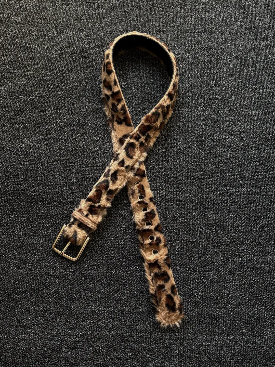 Be careful with the cuffs, vintage leopard print plush belt, niche punk versatile men's and women's needle buckle belt accessories