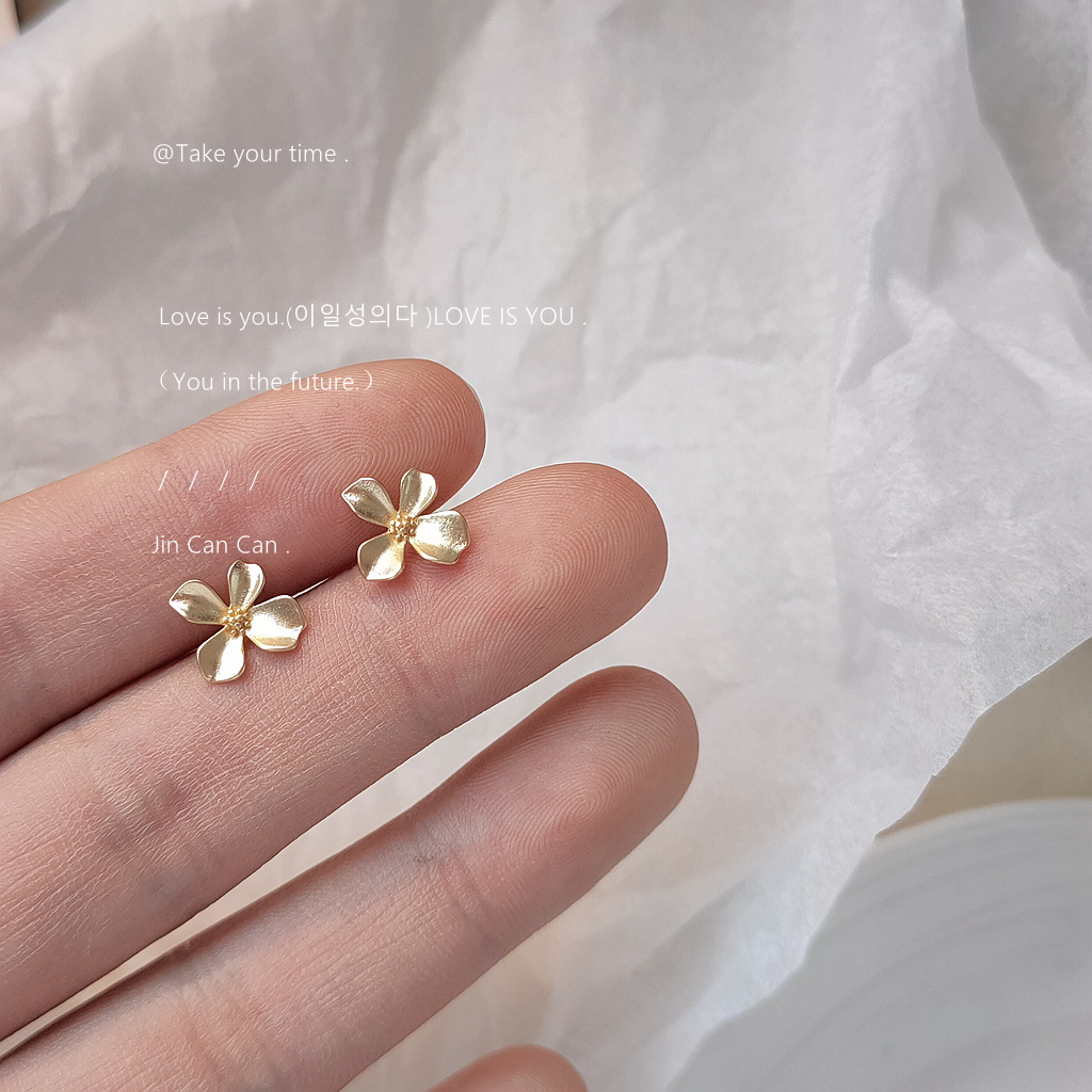 Mini Minimalist Style Silver-Plated Matte Compact Earrings That Don'T Need to Be Removed for Daily Wear or Sleeping, Petal-Shaped Stud Earrings from the Factory