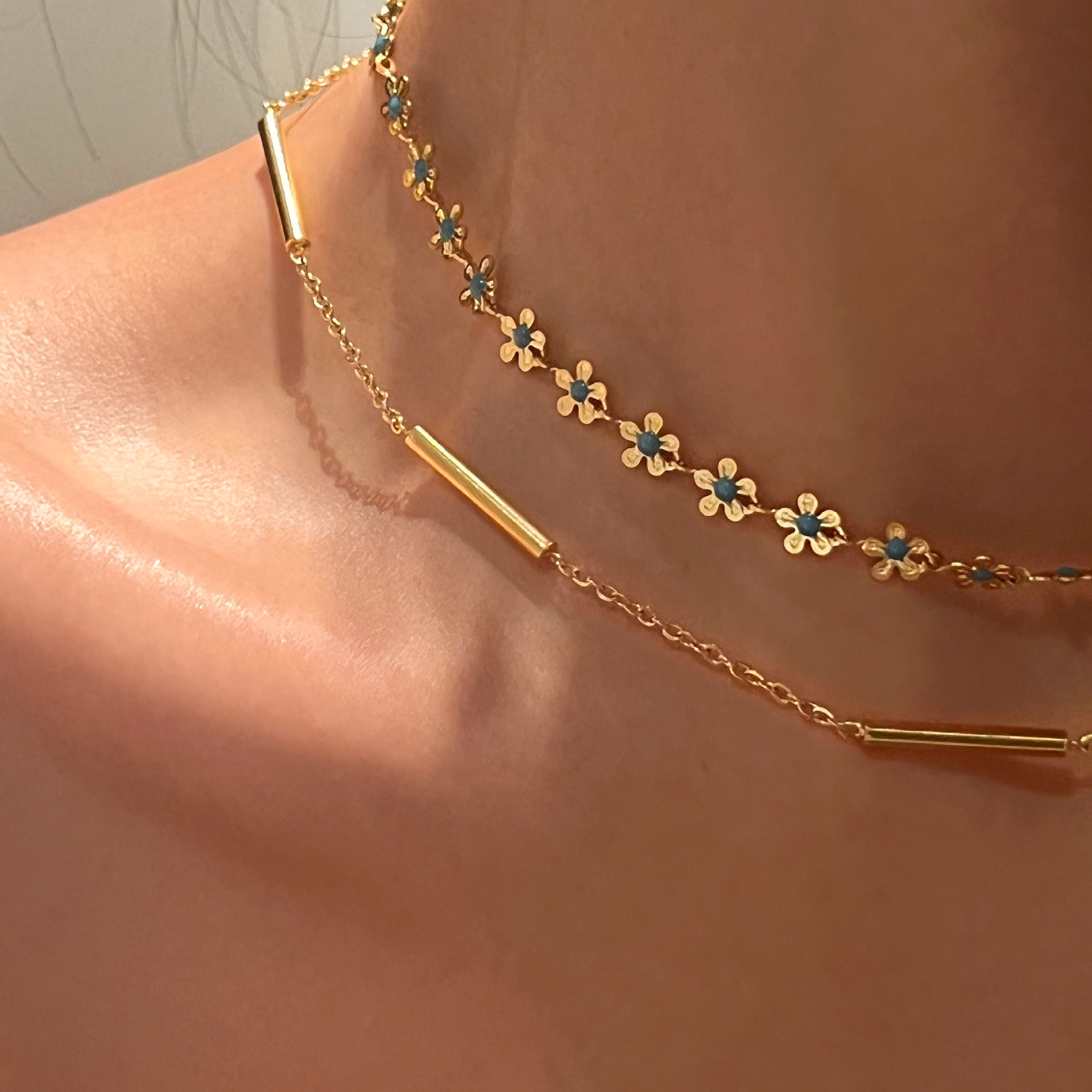 Dazan Wholesale Factory Direct European and American Cross-Border Fashion Retro Style Titanium Steel Blue Flower Resin Fashion Necklace