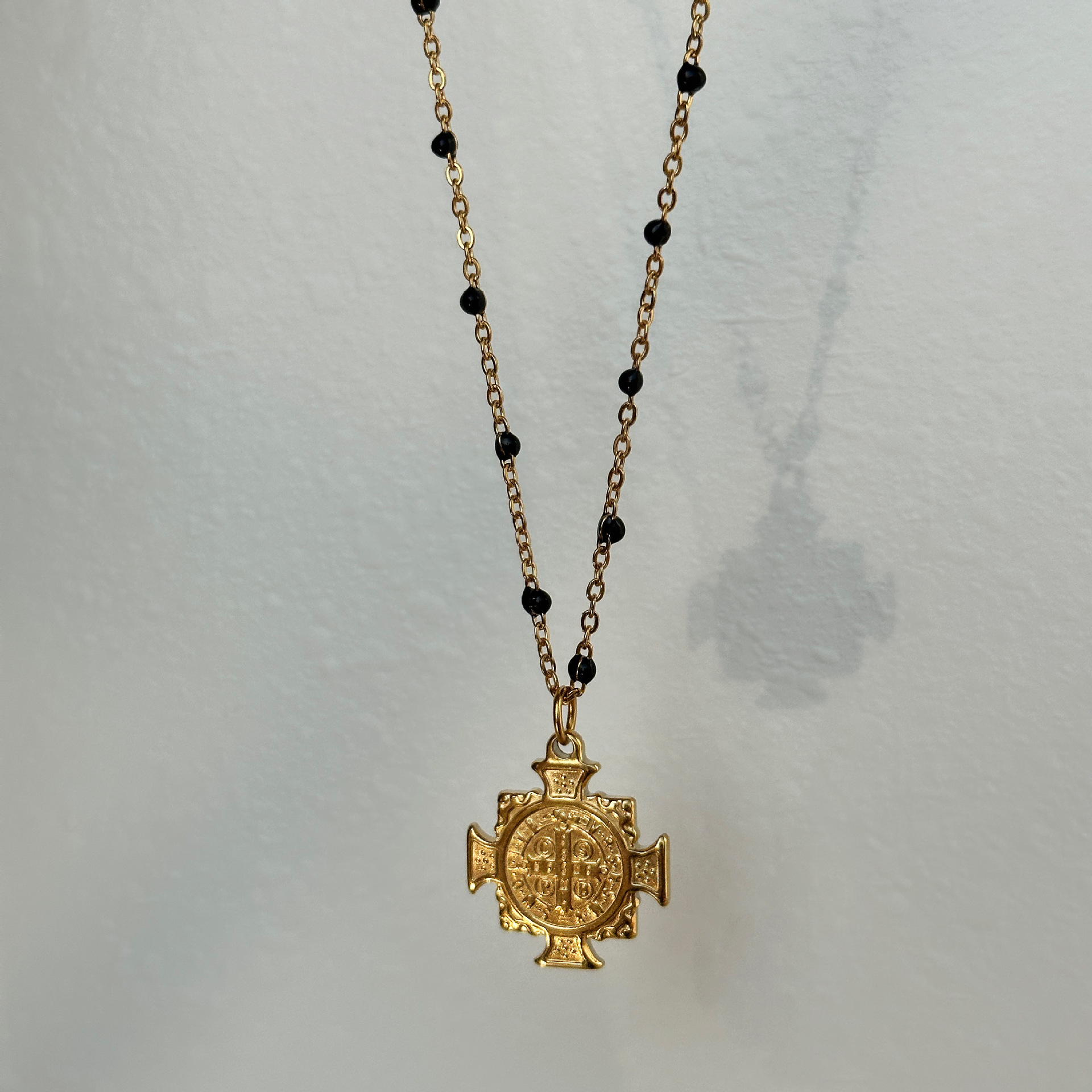 Dazan Wholesale Factory European and American Ins Cross-Border 18K Gold-Plated Titanium Steel Vintage Black Resin Cross Necklace