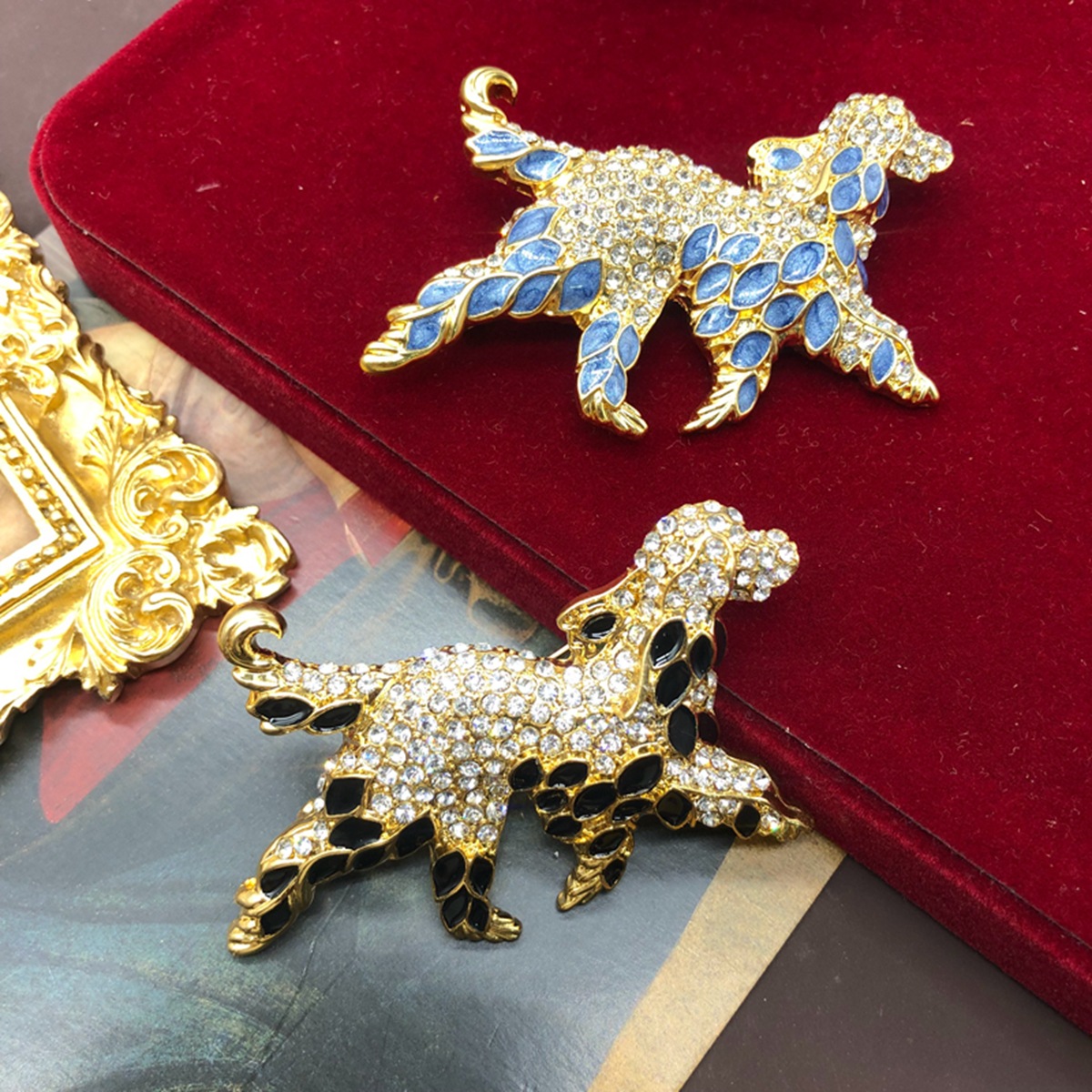 Gold Plated Retro Fashion Design Cute Puppy Brooch with Diamond Enamel Glaze Niche Pin Advanced Accessories