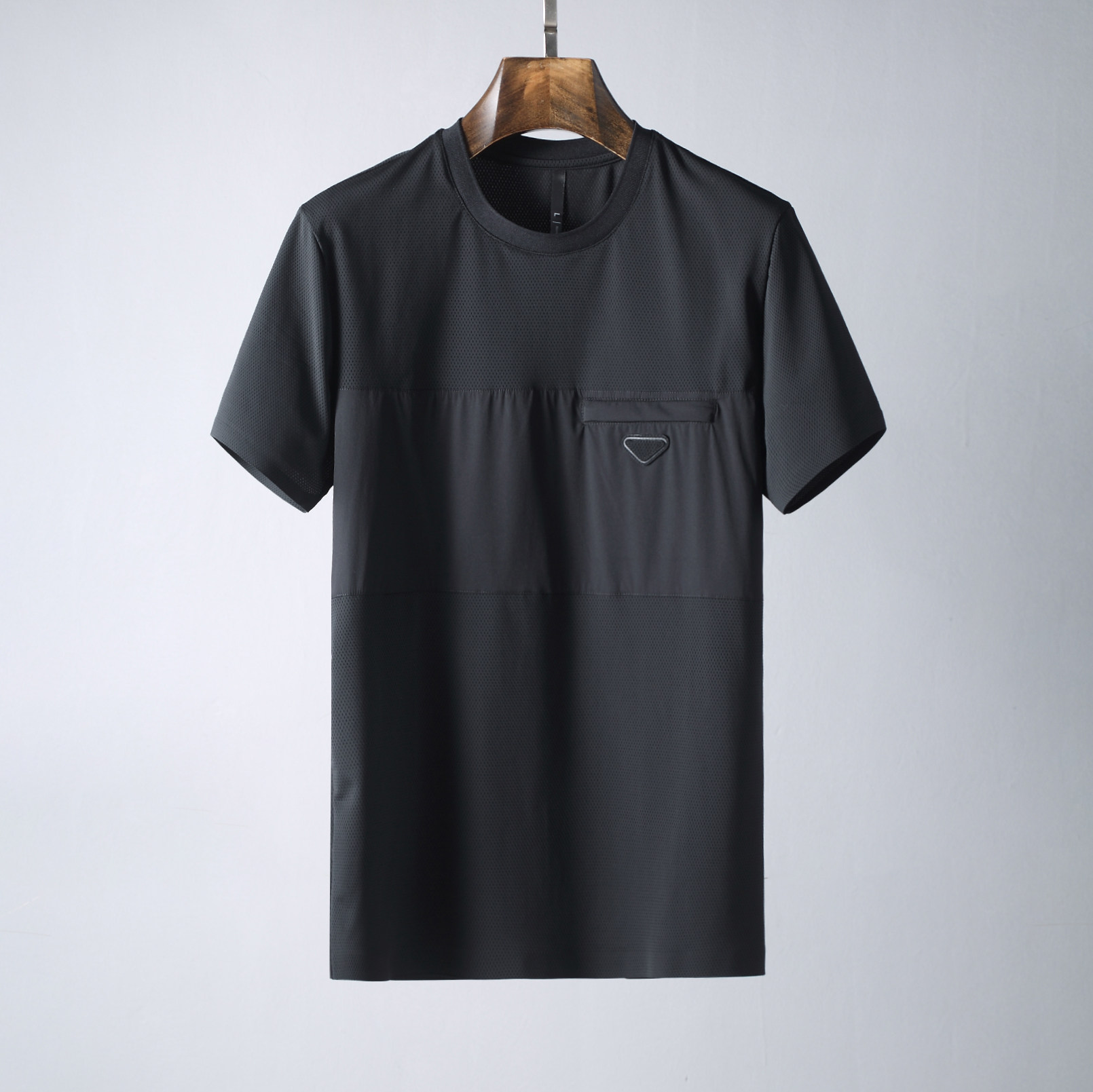 New Short-Sleeved Suit for Men, Summer New Trend Two-Piece Set, Handsome Round-Neck T-Shirt Top, Men's Sports and Leisure Suit Foto QC de TAOBAO na Qualit.ly