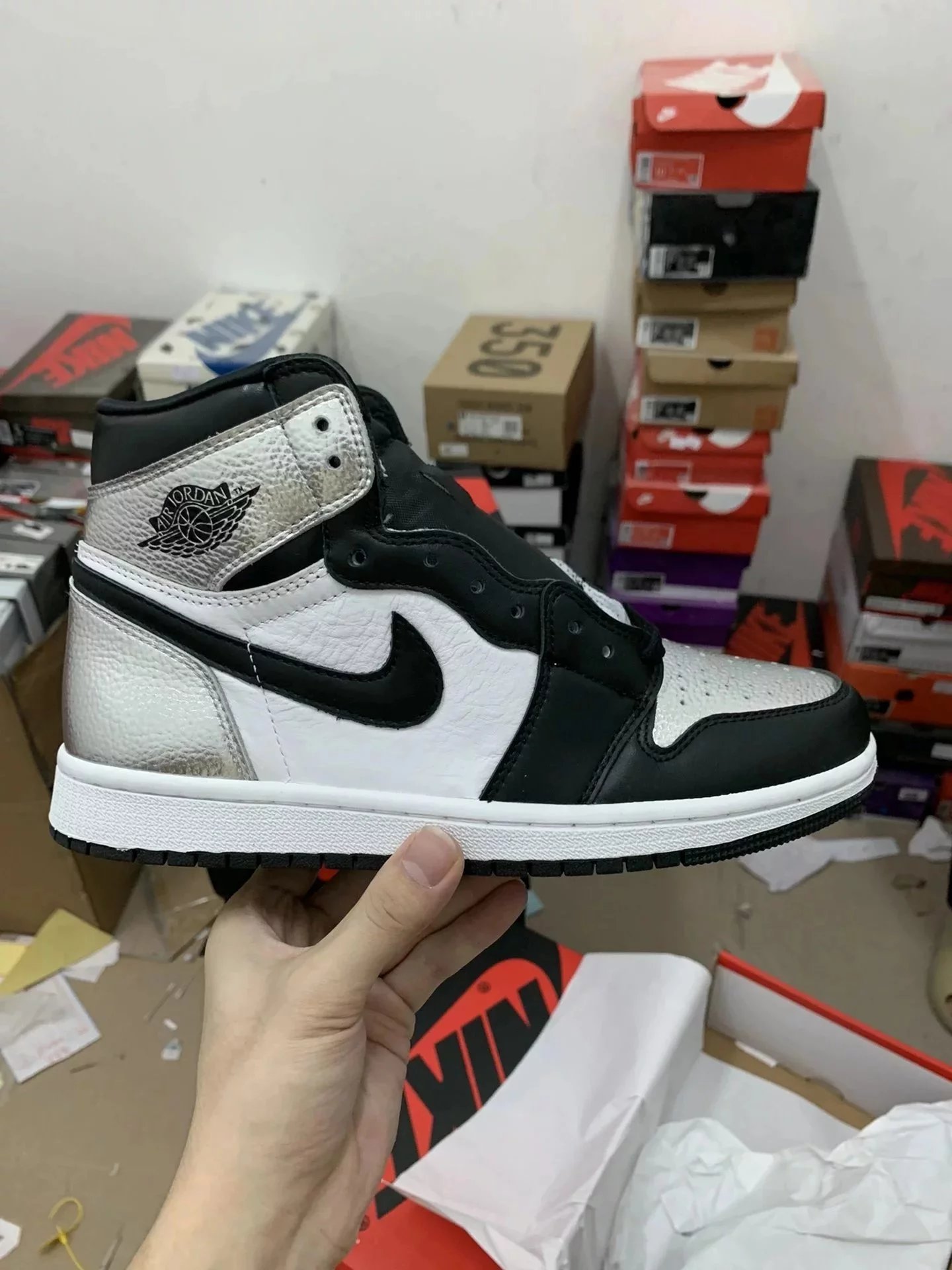 Small-waist, hourglass silhouette. Long-term, stable supply. Air Jordan 1 Retro Black and Silver—#Prime Asia, genuine Napa leather with matching reflective finish. #Wing 3D high-frequency deep embossing, full-steel print adhesive, and built-in Sool air cushion. Size.
