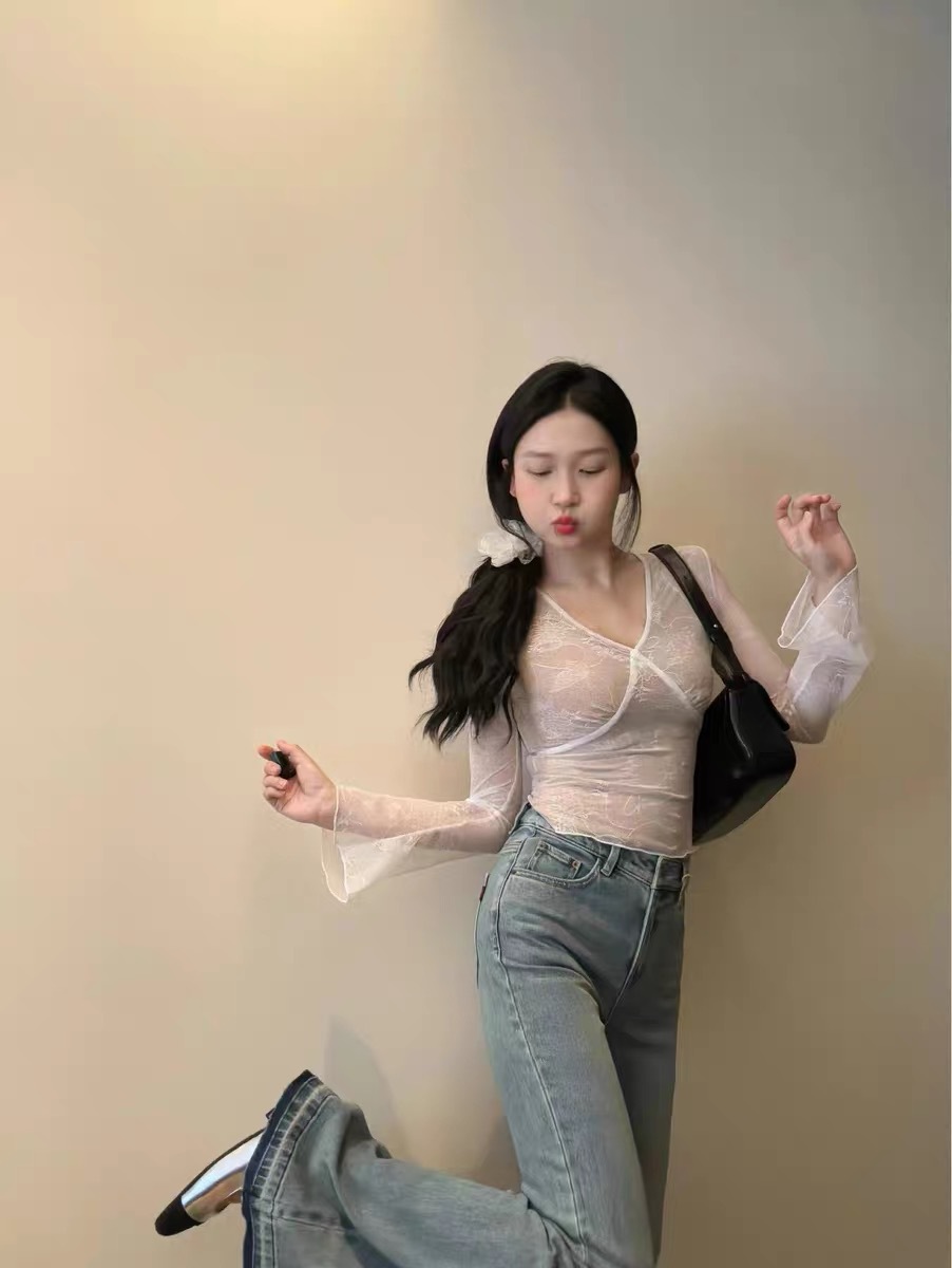 Sweet and Cool Spicy Girl Style Fake Two-Piece T-Shirt, Long-Sleeved Spring New Lace Patchwork Top with a Stylish V-Neck Design, Suitable as an Inner Layer