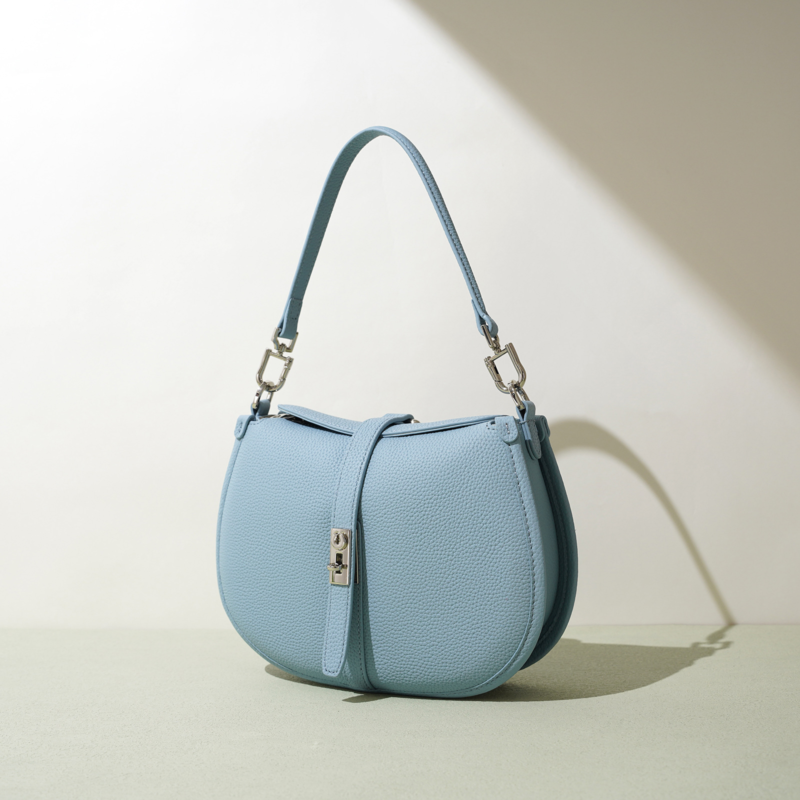 Designer Handbag, Crescent-Shaped Bag, Niche Minimalist Genuine Leather Crossbody Bag for Women, Fashionable New High-End 2026 Commuter Style
