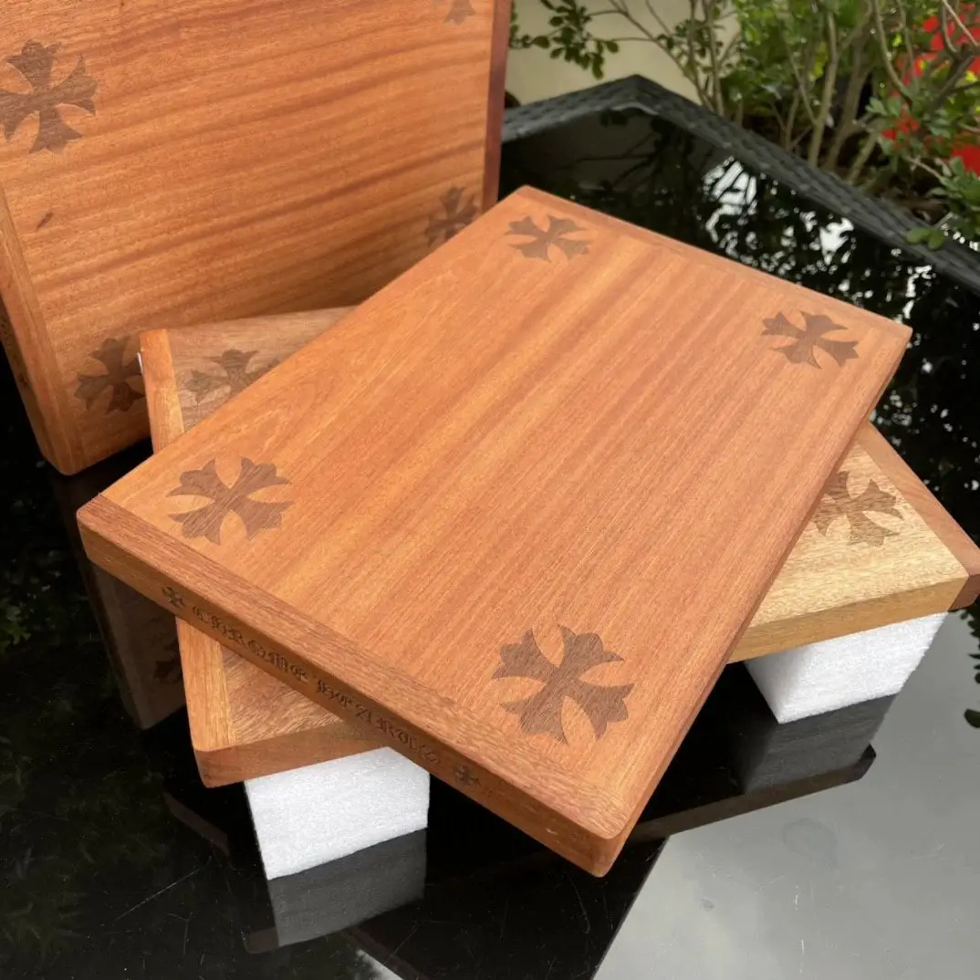 The whole board of Chaozhou brand black sandalwood cutting board adopts more than one hundred years of black sandalwood, which is delicate and dense, heavy and durable. The weight of a single piece is more than 3kg, which is both colorful and material. S