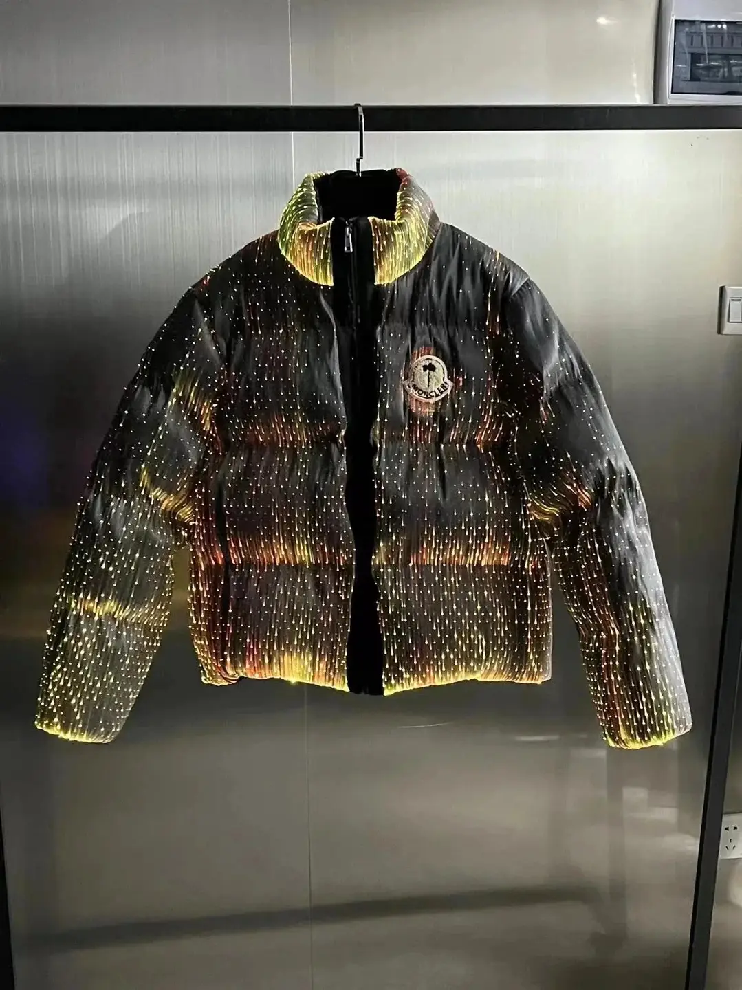 羽绒服-发光 w2crep.com