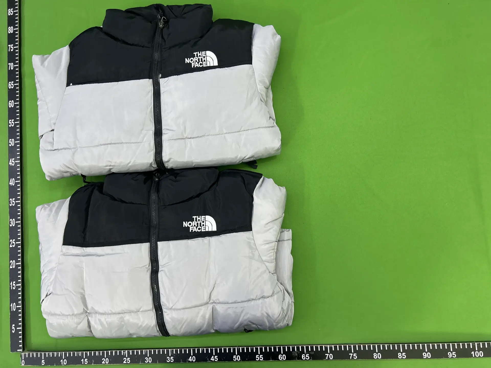 High-end The North Face padded jacket featuring embroidery, refined details, and complete tags. Blin