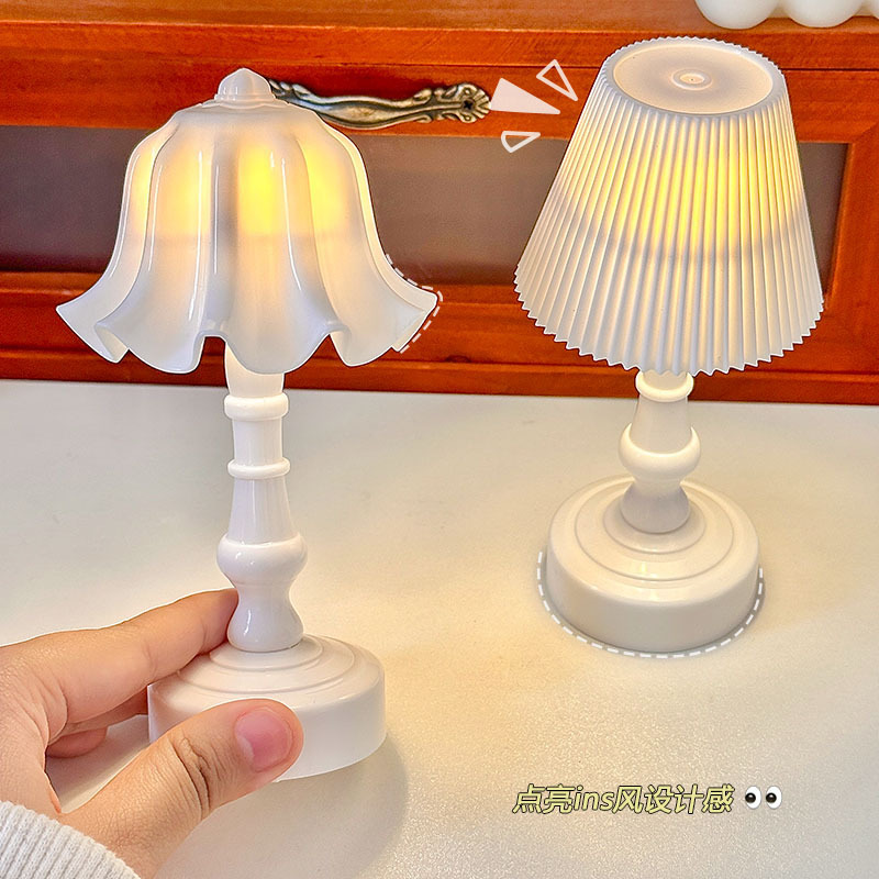 Ins Retro Small Table Lamp Bedroom Dormitory Nightlight Decorative Atmosphere Lamp for Girlfriends Birthday Gift Desktop Ornaments
